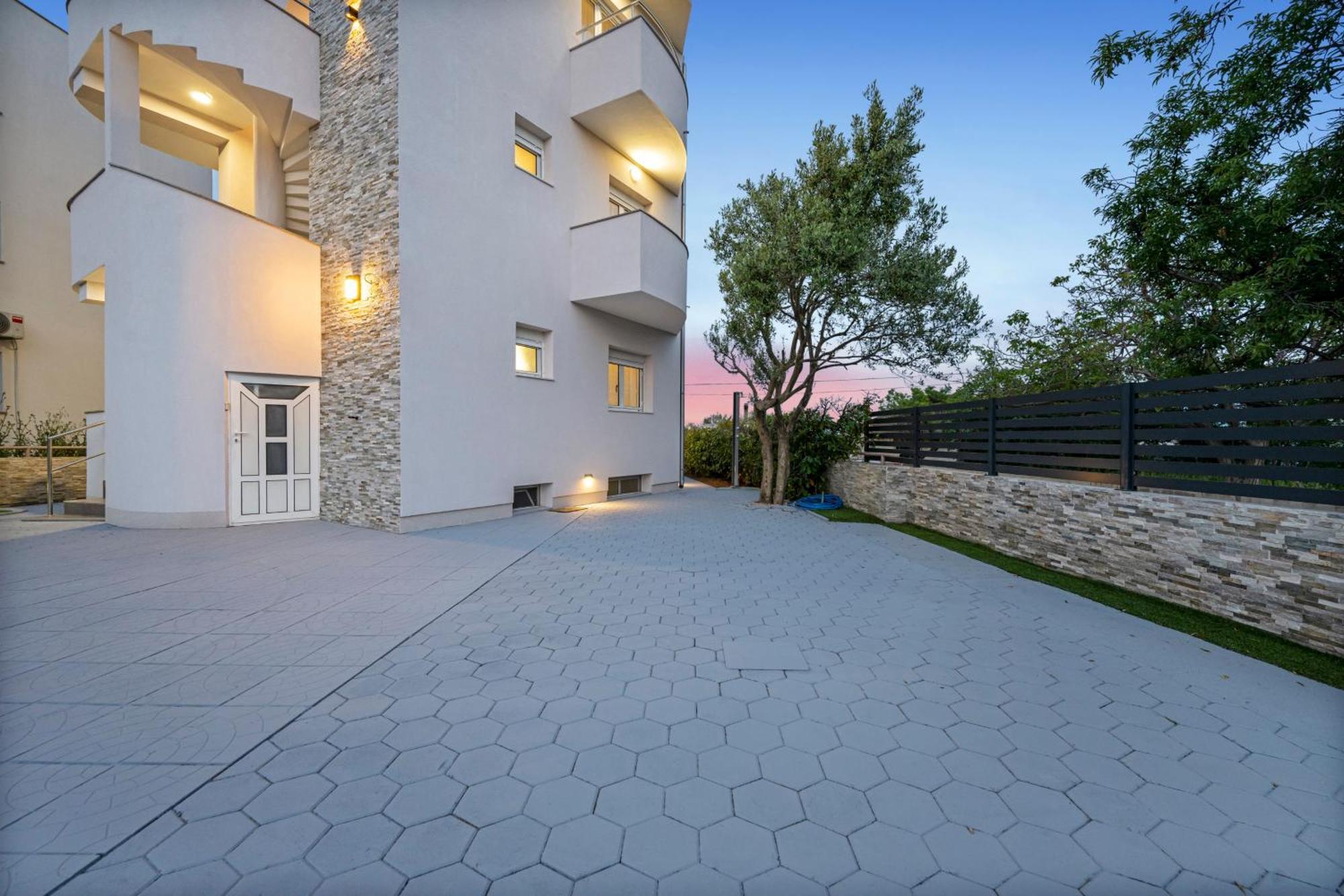 Aquarius Apartments - Beachside With Heated Pool Vodice Buitenkant foto
