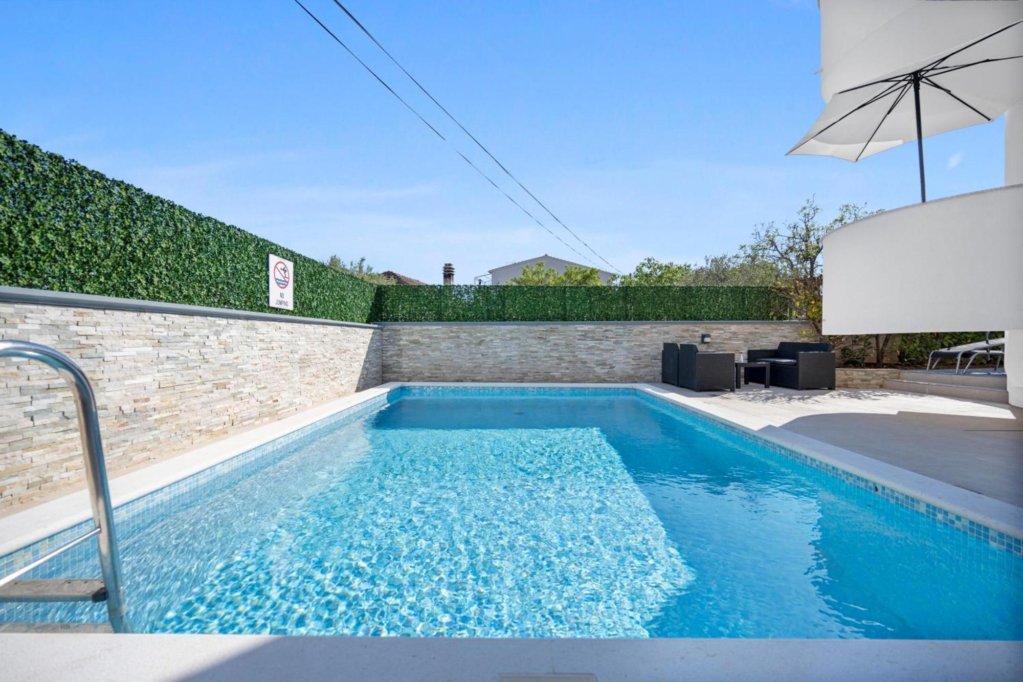 Aquarius Apartments - Beachside With Heated Pool Vodice Buitenkant foto