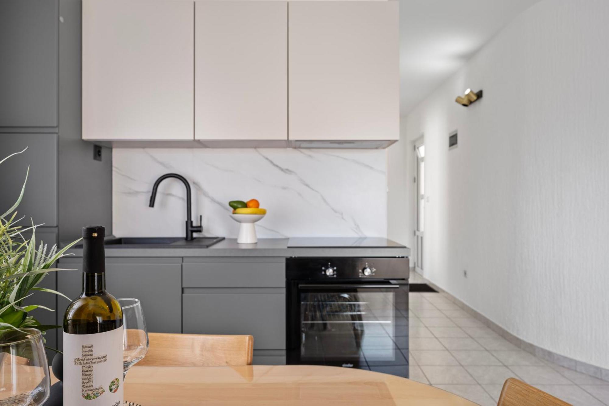 Aquarius Apartments - Beachside With Heated Pool Vodice Kamer foto