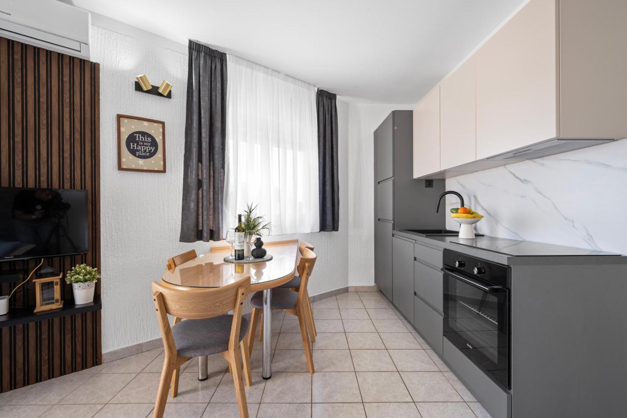 Aquarius Apartments - Beachside With Heated Pool Vodice Kamer foto