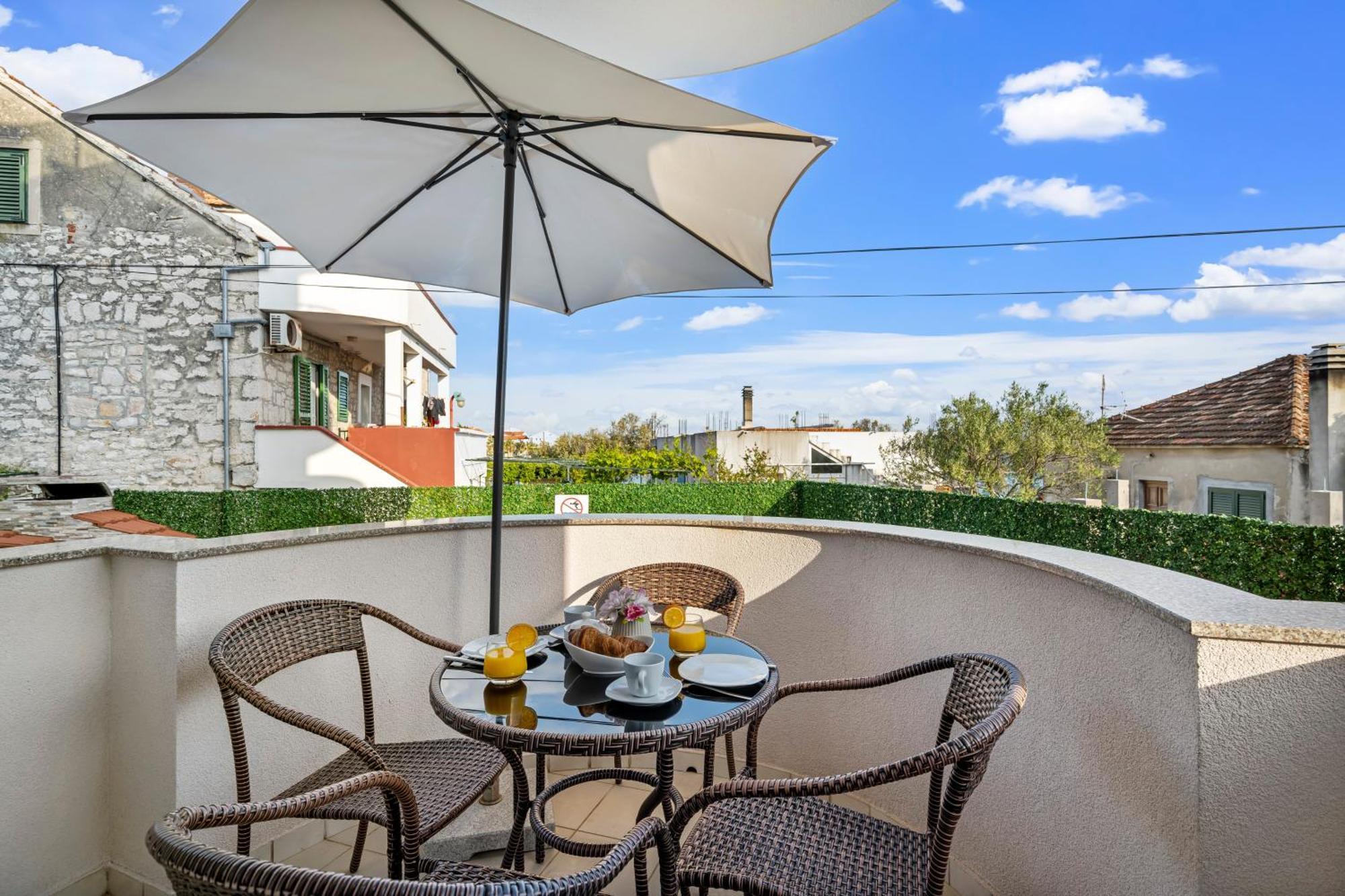 Aquarius Apartments - Beachside With Heated Pool Vodice Kamer foto