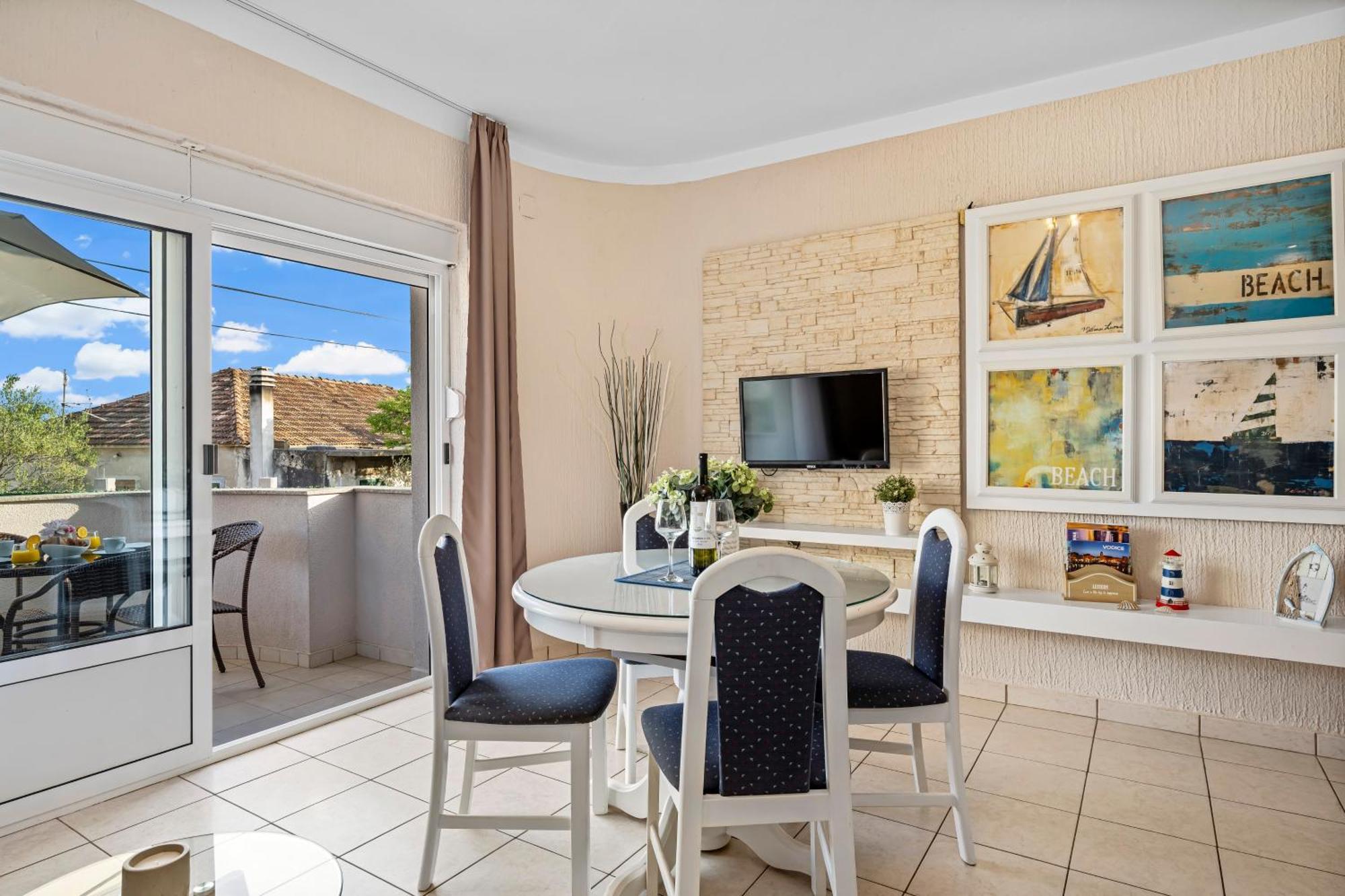 Aquarius Apartments - Beachside With Heated Pool Vodice Kamer foto