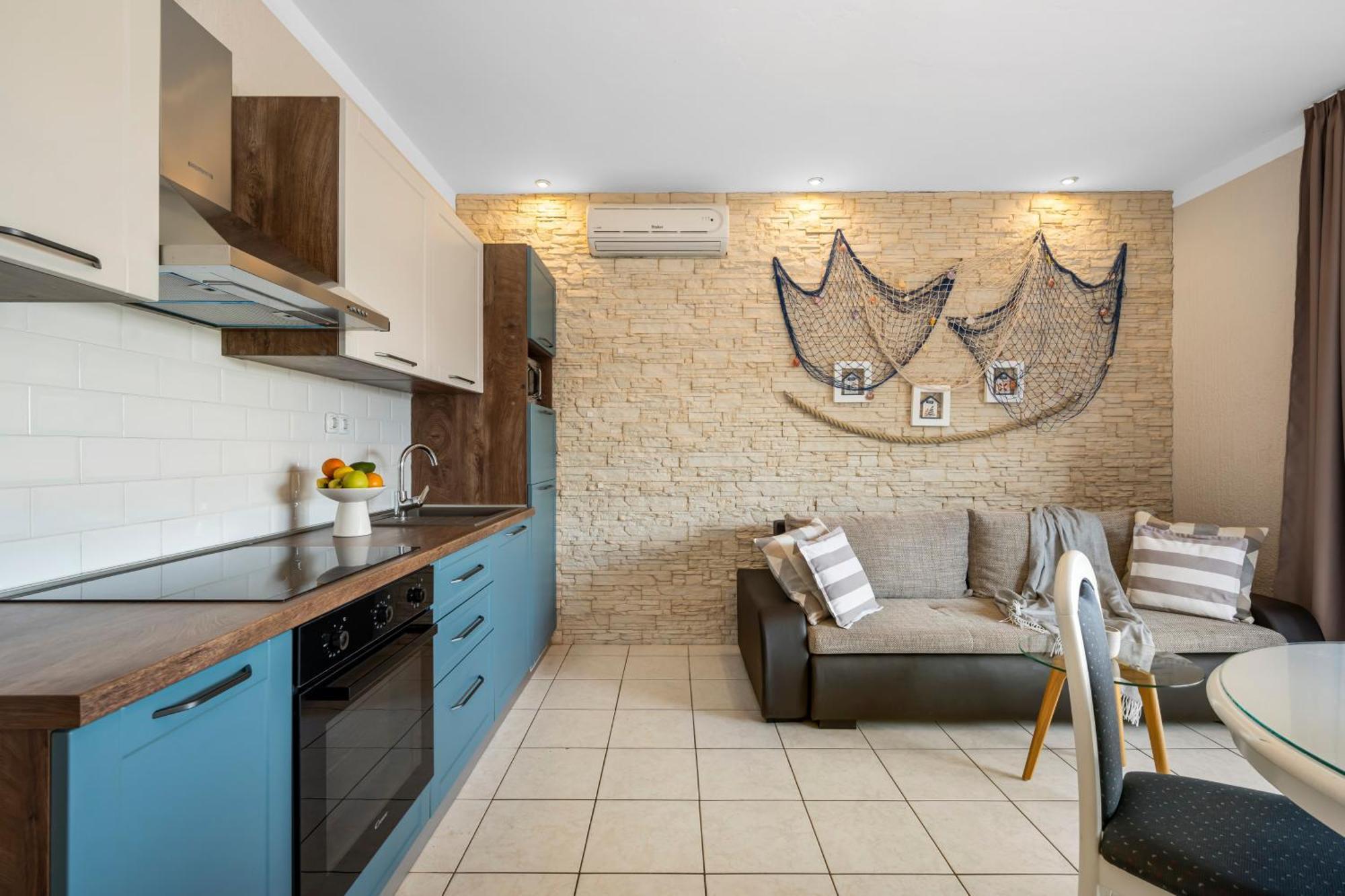 Aquarius Apartments - Beachside With Heated Pool Vodice Kamer foto