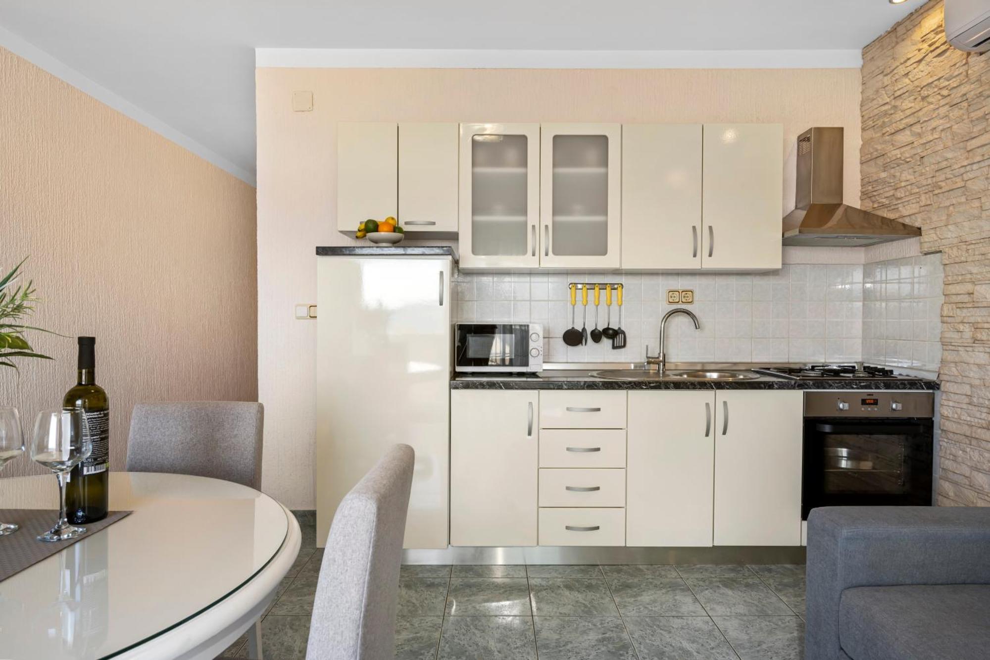 Aquarius Apartments - Beachside With Heated Pool Vodice Kamer foto