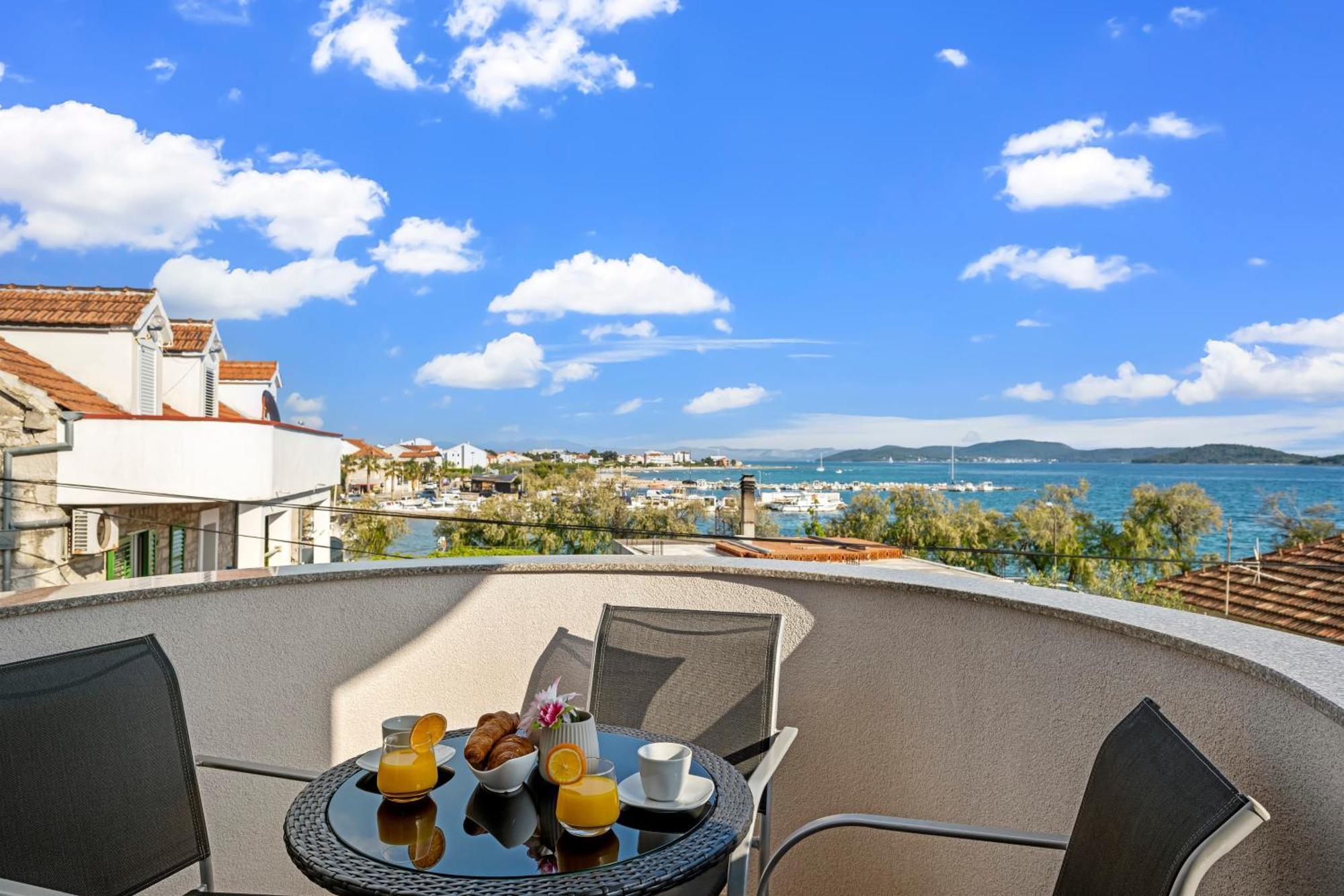Aquarius Apartments - Beachside With Heated Pool Vodice Buitenkant foto
