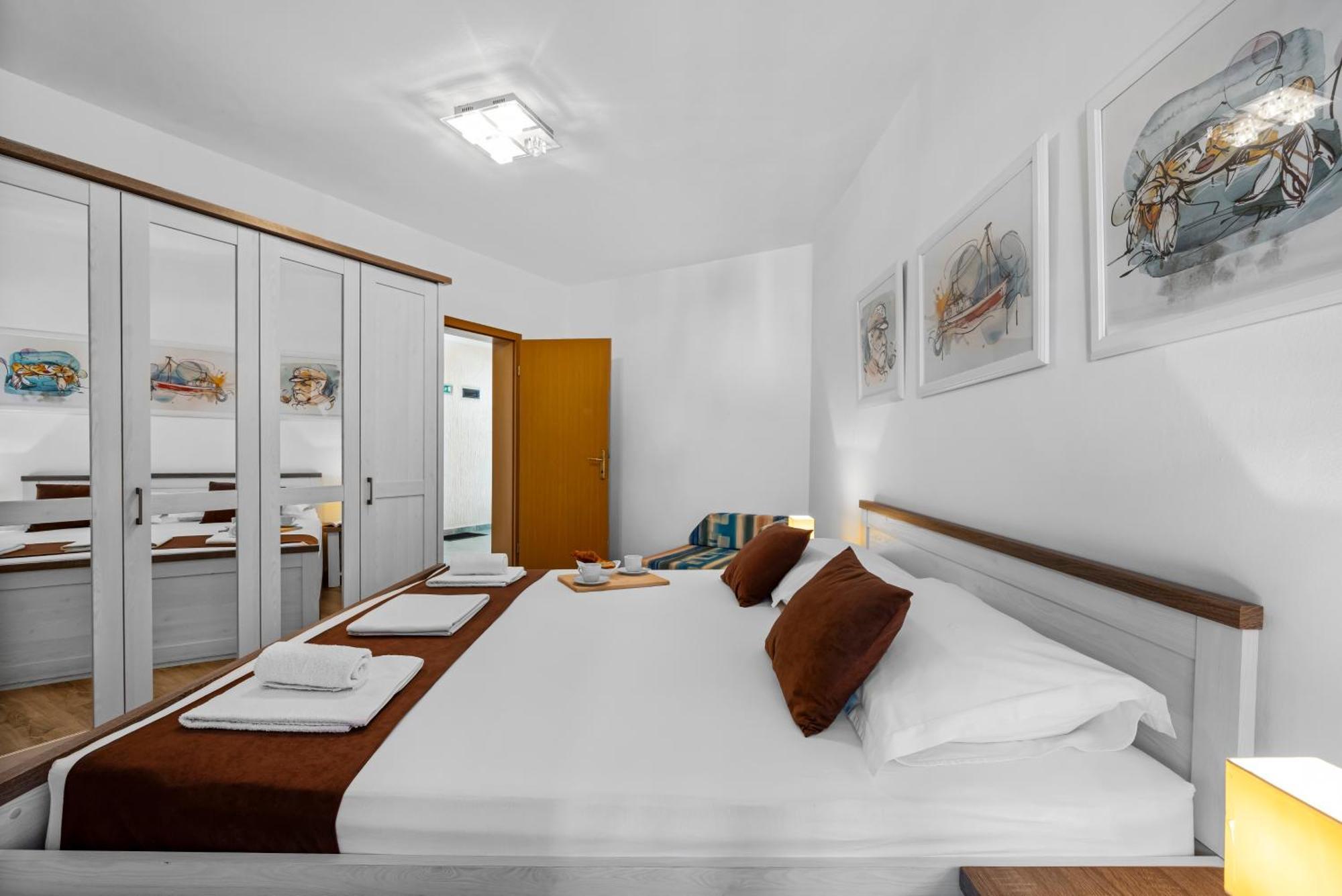 Aquarius Apartments - Beachside With Heated Pool Vodice Kamer foto