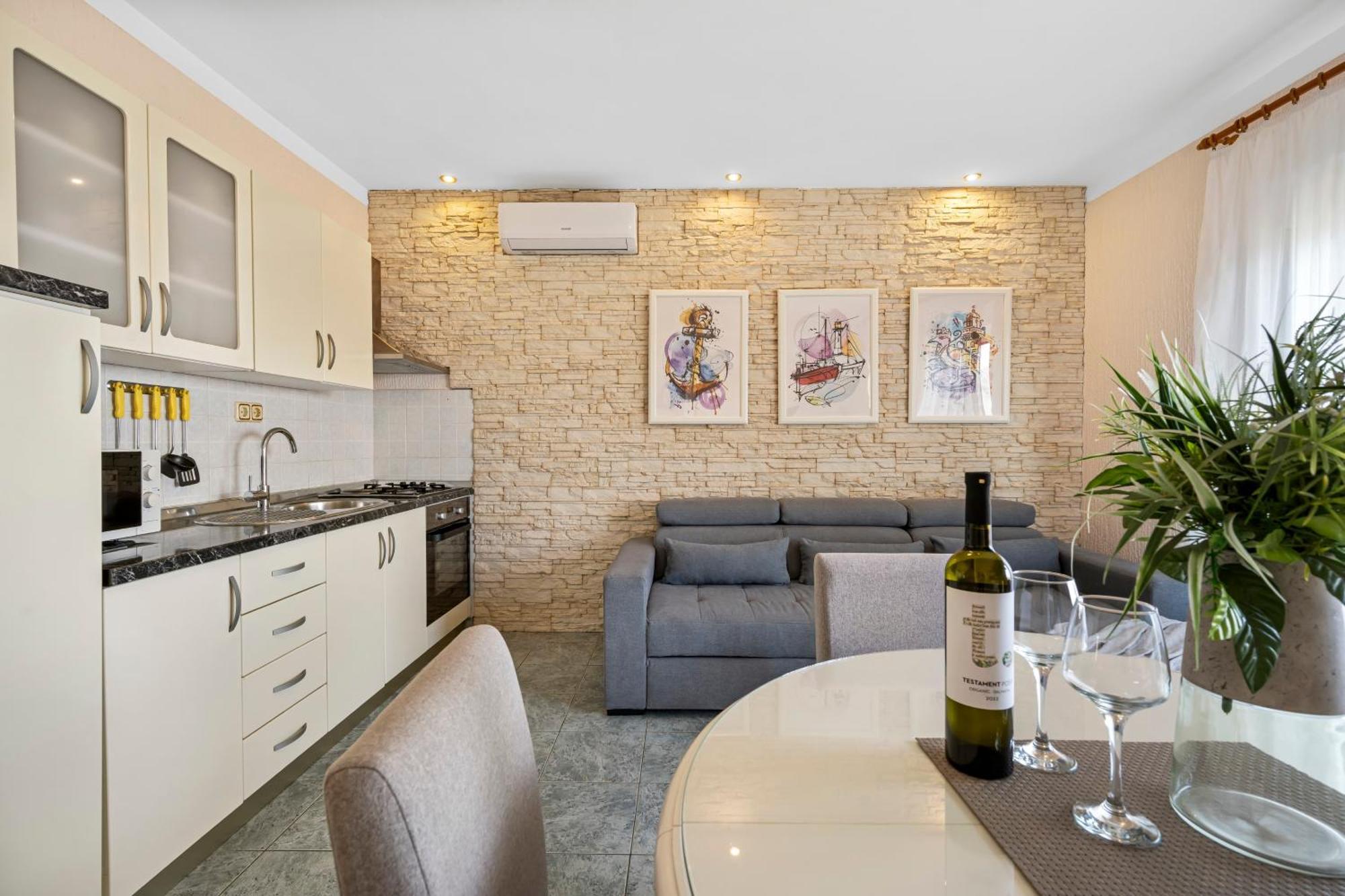 Aquarius Apartments - Beachside With Heated Pool Vodice Kamer foto