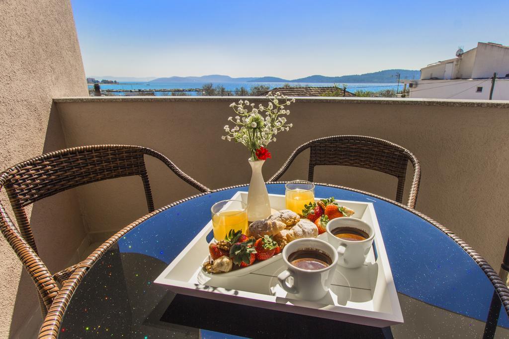 Aquarius Apartments - Beachside With Heated Pool Vodice Buitenkant foto