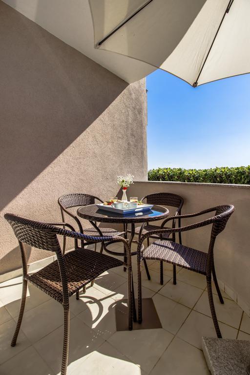 Aquarius Apartments - Beachside With Heated Pool Vodice Buitenkant foto