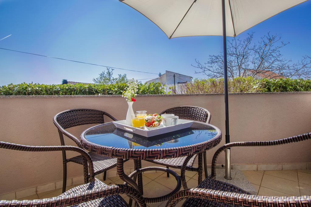 Aquarius Apartments - Beachside With Heated Pool Vodice Buitenkant foto