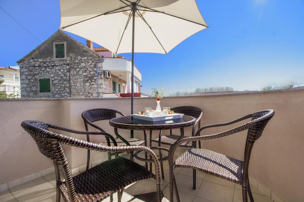 Aquarius Apartments - Beachside With Heated Pool Vodice Buitenkant foto