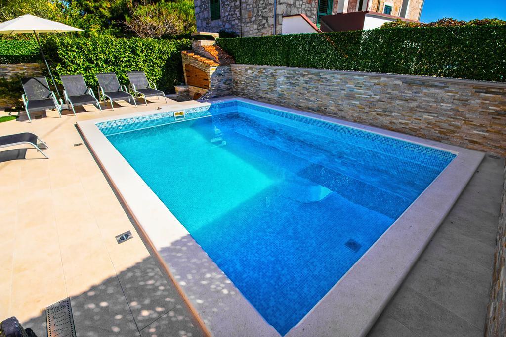 Aquarius Apartments - Beachside With Heated Pool Vodice Buitenkant foto