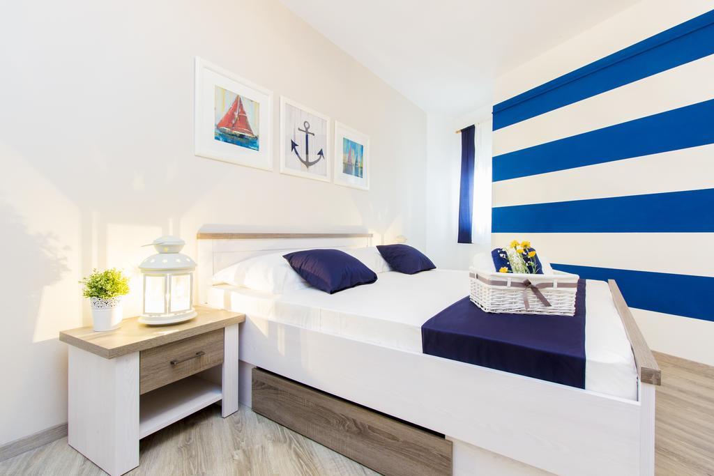 Aquarius Apartments - Beachside With Heated Pool Vodice Buitenkant foto
